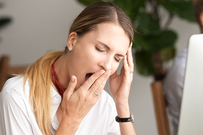 Eisenmangel, Frau leidet am Symptom Konzentrationsschwäche