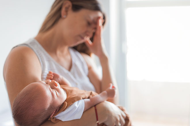 Eisenmangel Frau kämpft mit Depressionen nach der Geburt